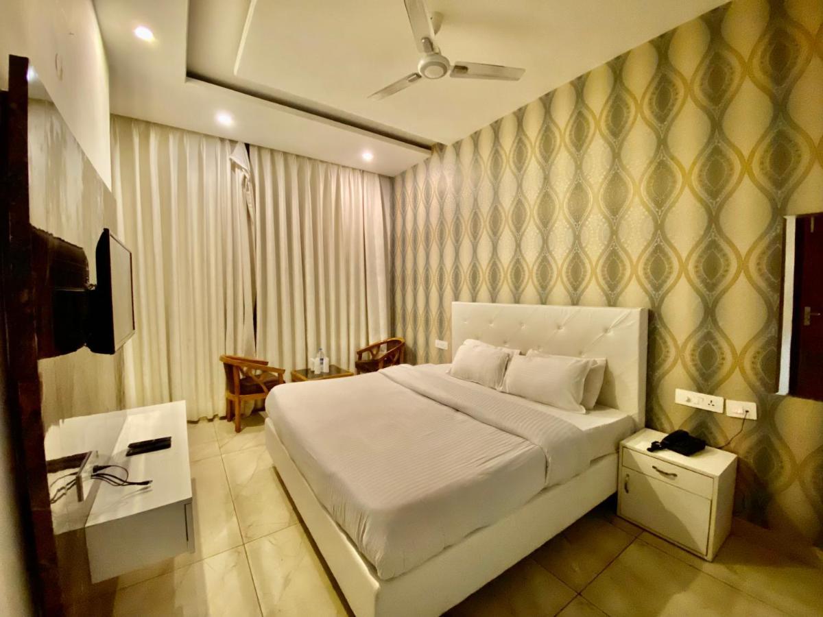 Zirakpur Hotel Hollywood - Family Hotel מראה חיצוני תמונה
