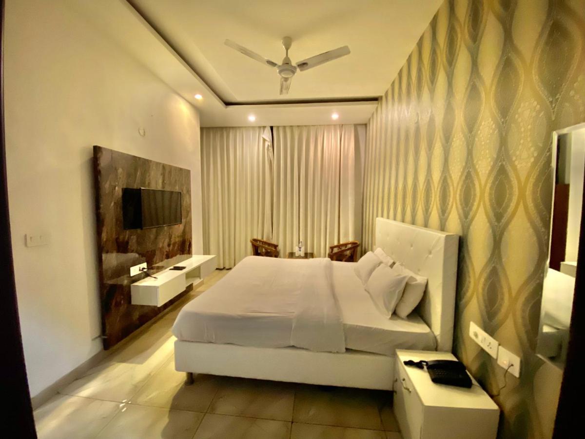 Zirakpur Hotel Hollywood - Family Hotel מראה חיצוני תמונה