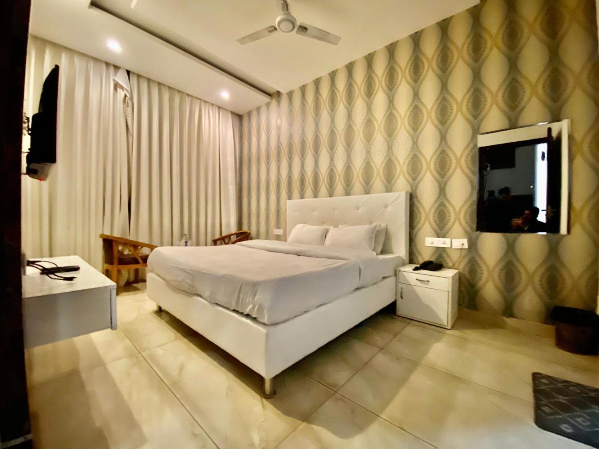 Zirakpur Hotel Hollywood - Family Hotel מראה חיצוני תמונה