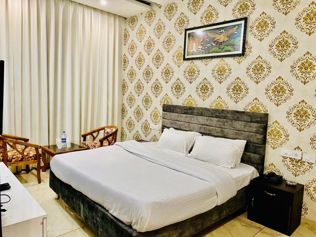 Zirakpur Hotel Hollywood - Family Hotel מראה חיצוני תמונה