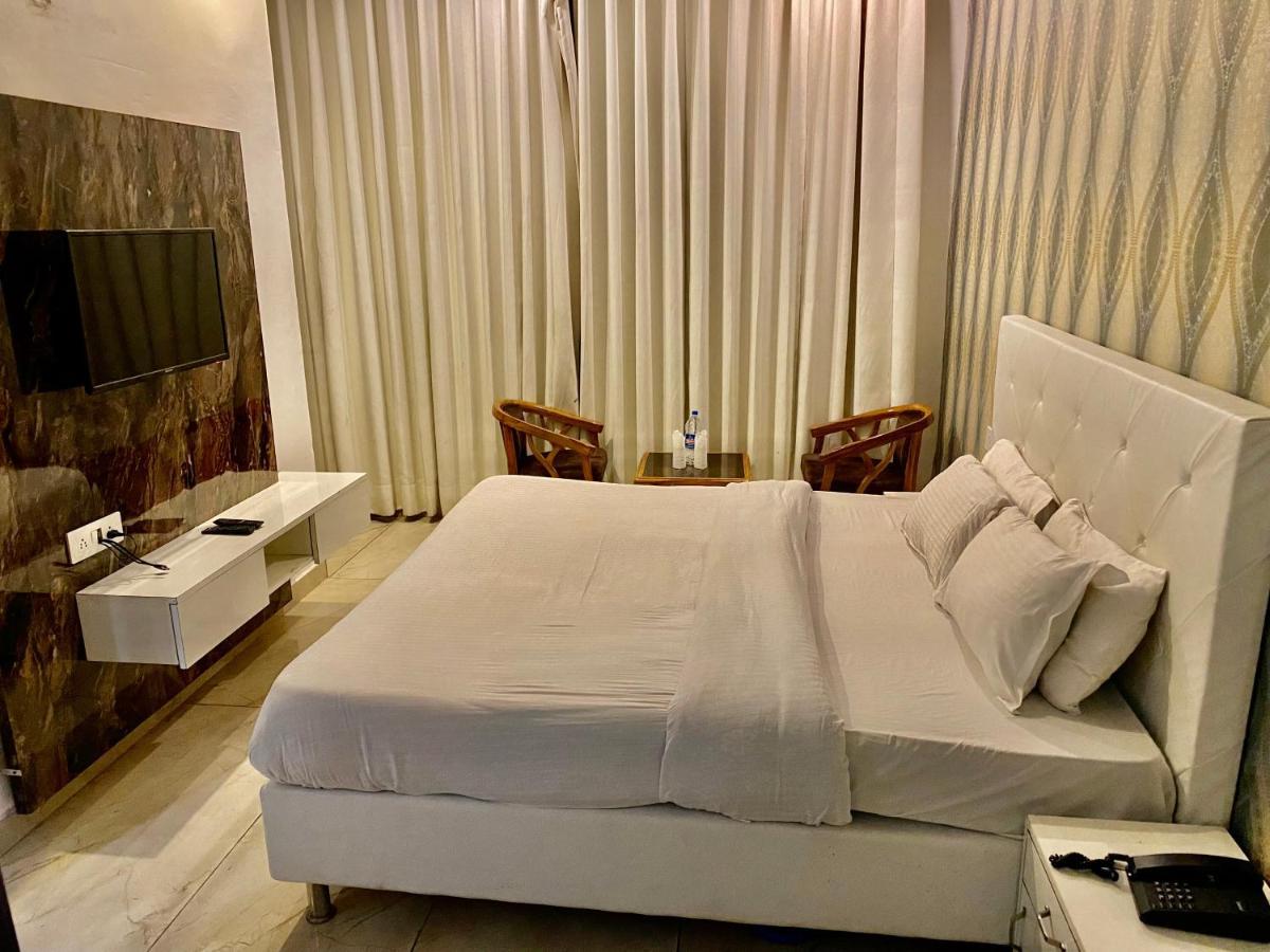 Zirakpur Hotel Hollywood - Family Hotel מראה חיצוני תמונה