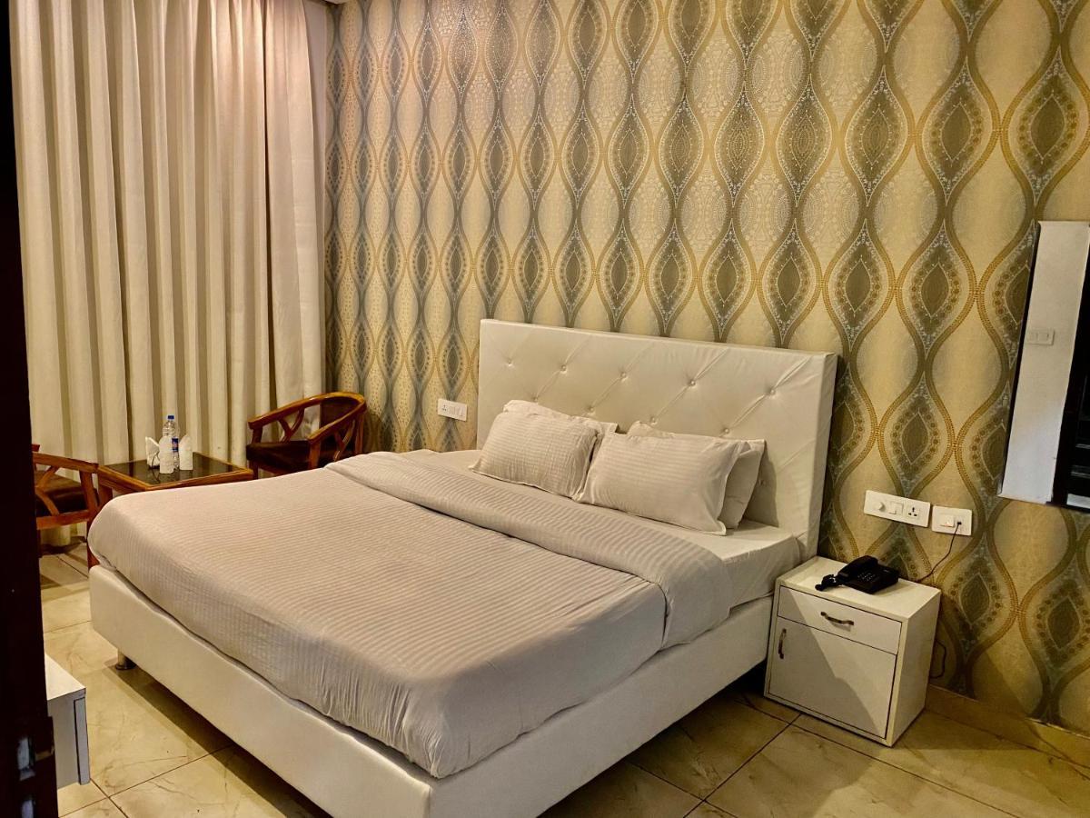 Zirakpur Hotel Hollywood - Family Hotel מראה חיצוני תמונה
