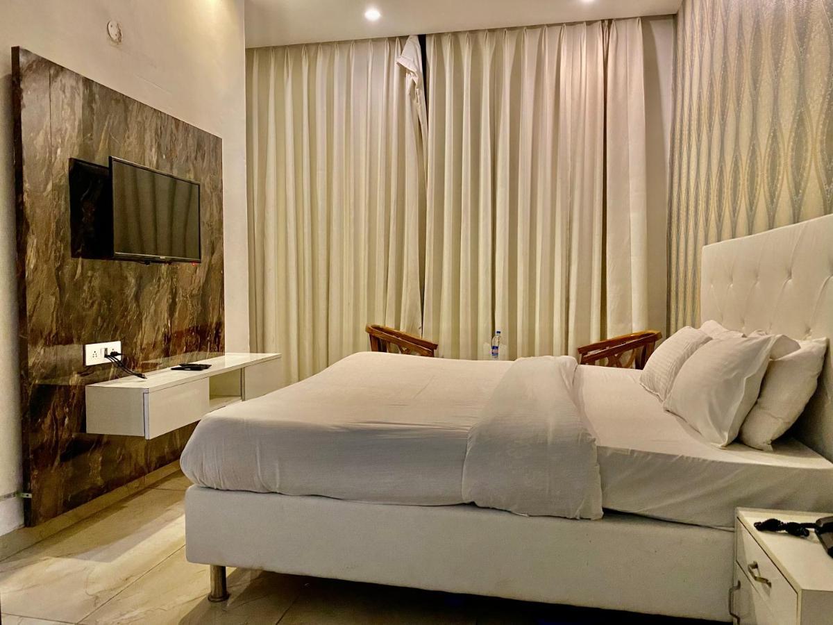 Zirakpur Hotel Hollywood - Family Hotel מראה חיצוני תמונה